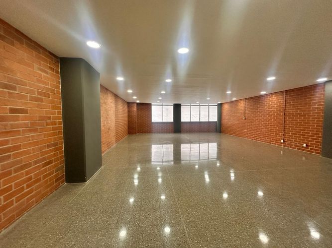Oficina en arriendo en El Poblado, Medellín, 134 m² · foto 2 de 7
