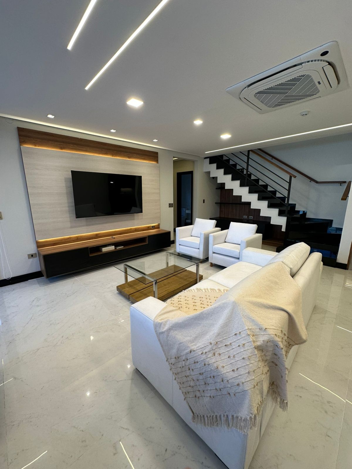 ALQUILO EXCLUSIVA RESIDENCIA AMOBLADA EN EL PRESTIGIOSO BARRIO MBURUCUYA — foto 2