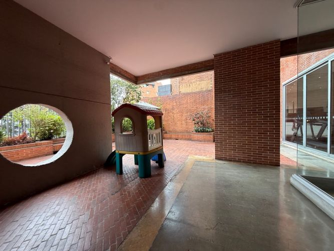 Apartamento de 3 alcobas en venta en Los Rosales, Bogotá, 173 m² · foto 18 de 24