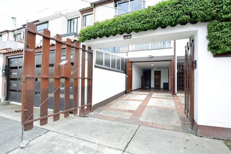Casa de 6 alcobas en venta en Villa Magdala, Bogotá, 350 m² · foto 2 de 24