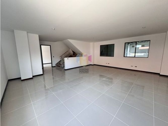 Bodega en arriendo en La Tablaza, La Estrella, 696 m² · foto 2 de 12