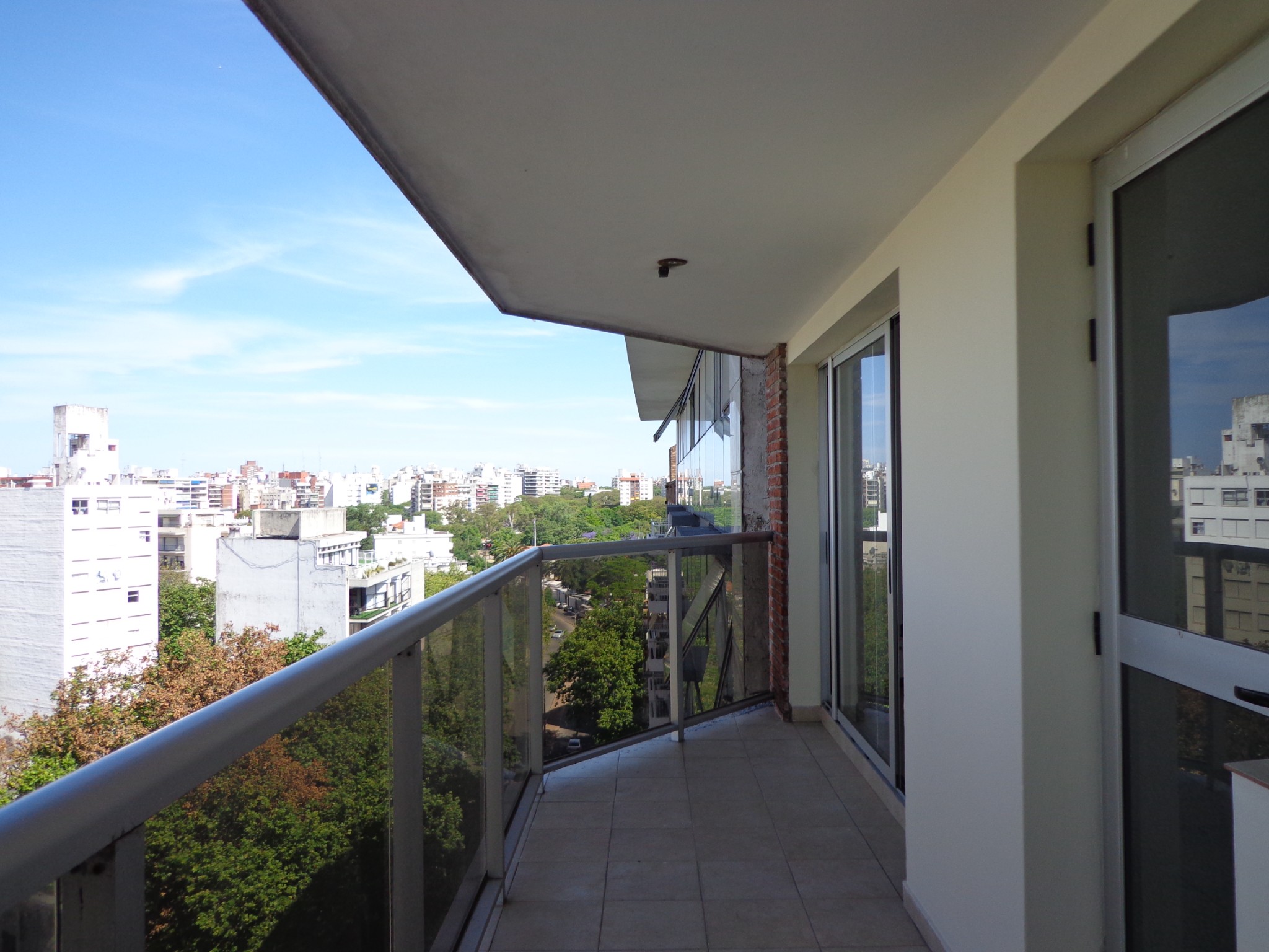 Piso alto. Apto al frente, vistas despejadas. Próximo a facultades, Parque Rodó. Zona con variedad de servicios