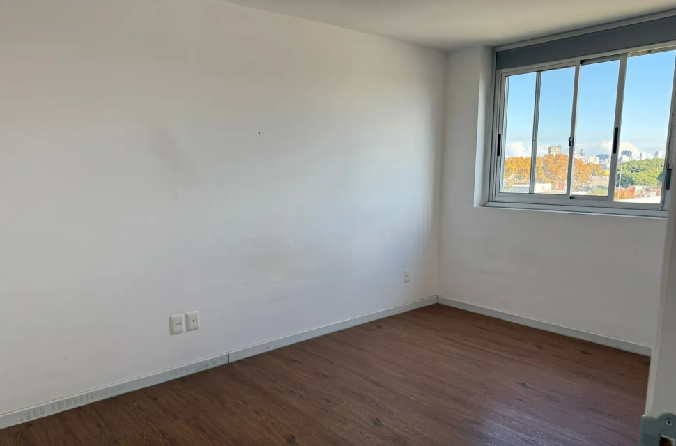 Apartamento de 2 Dormitorios y Cochera en Tres Cruces · Foto 4