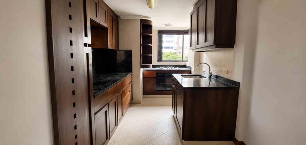 Apartamento de 2 alcobas en arriendo en El Tesoro, Medellín, 110 m² · foto 4 de 10