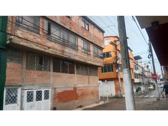 Casa de 5 alcobas en venta en Chucua De La Vaca I, Bogotá, 220 m² · foto 2 de 24