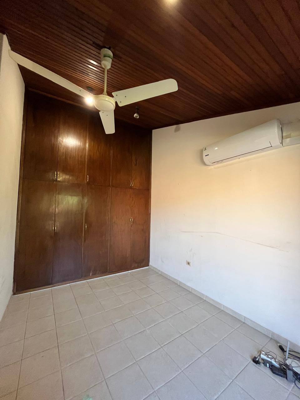 ALQUILO HERMOSA CASA EN BARRIO MBURICAO Con o sin muebles — foto 3