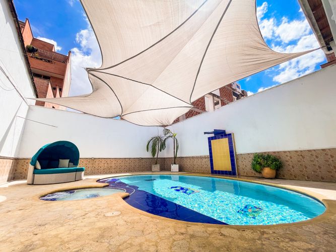 Casa de 5 alcobas en arriendo en La Castellana, Medellín, 280 m² · foto 2 de 19