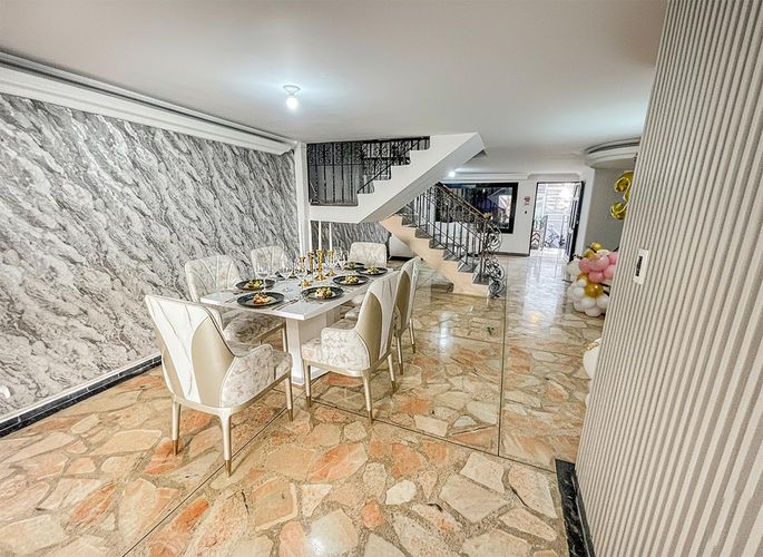 Casa de 5 alcobas en arriendo en La Castellana, Medellín, 280 m² · foto 18 de 19