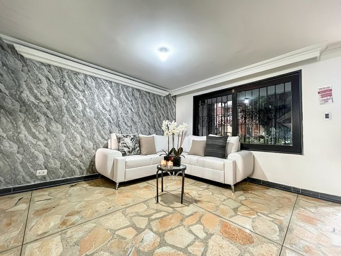 Casa de 5 alcobas en arriendo en La Castellana, Medellín, 280 m² · foto 19 de 19
