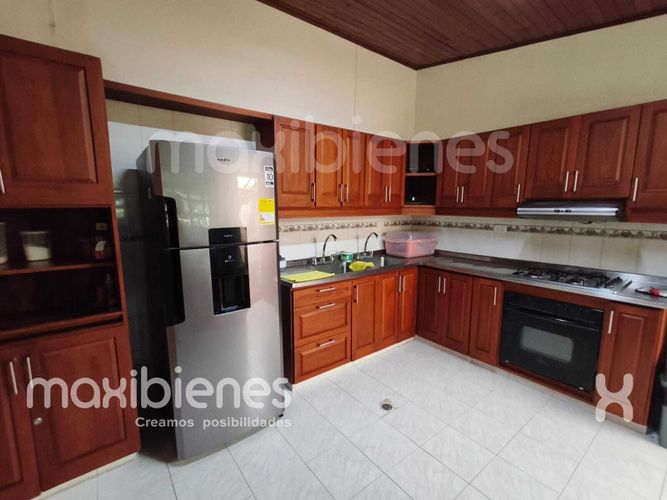 Casa de 4 alcobas en arriendo en Los Almendros, Apartado, 200 m² · foto 12 de 14