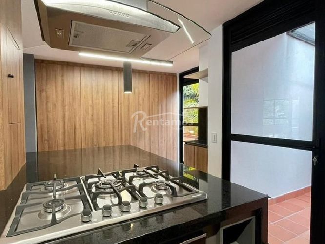 Apartamento de 3 alcobas en arriendo en San Lucas, Medellín, 285 m² · foto 6 de 21