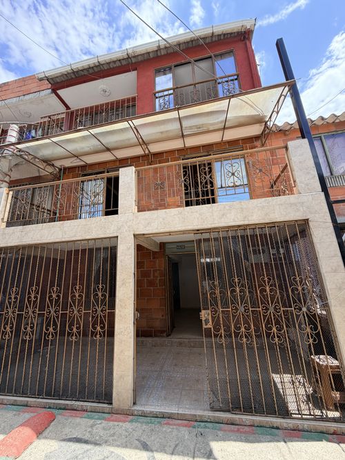 Casa de 5 alcobas en venta en Valle Grande, Cali, 140 m² · foto 2 de 24