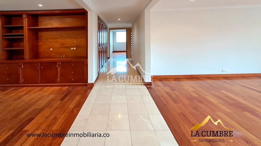 Apartamento de 3 alcobas en arriendo en Los Balsos, Medellín, 240 m² · foto 2 de 11