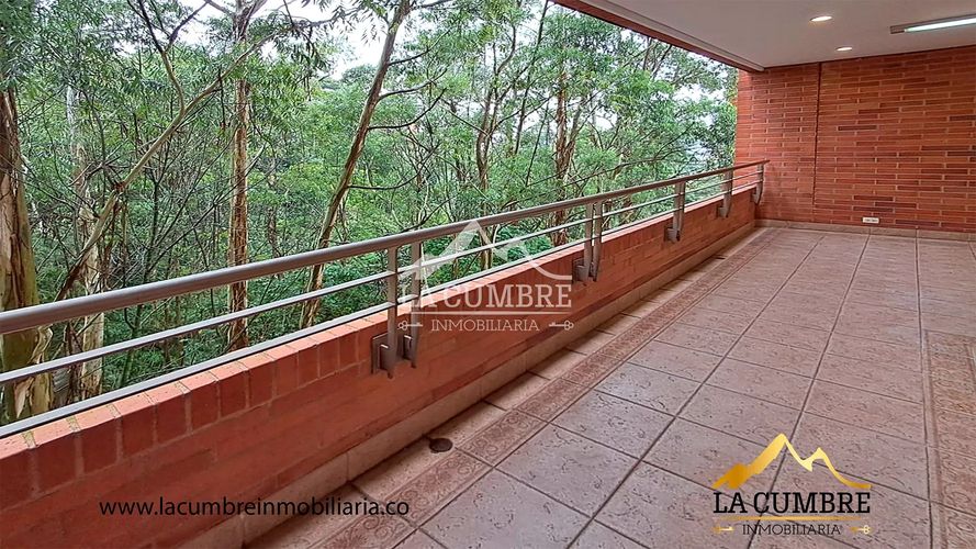 Apartamento de 3 alcobas en arriendo en Los Balsos, Medellín, 240 m² · foto 4 de 11