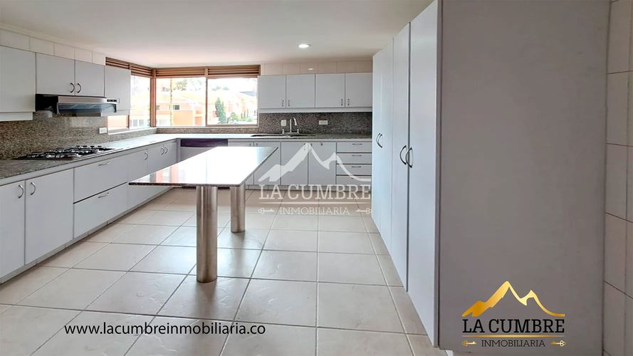 Apartamento de 3 alcobas en arriendo en Los Balsos, Medellín, 240 m² · foto 5 de 11