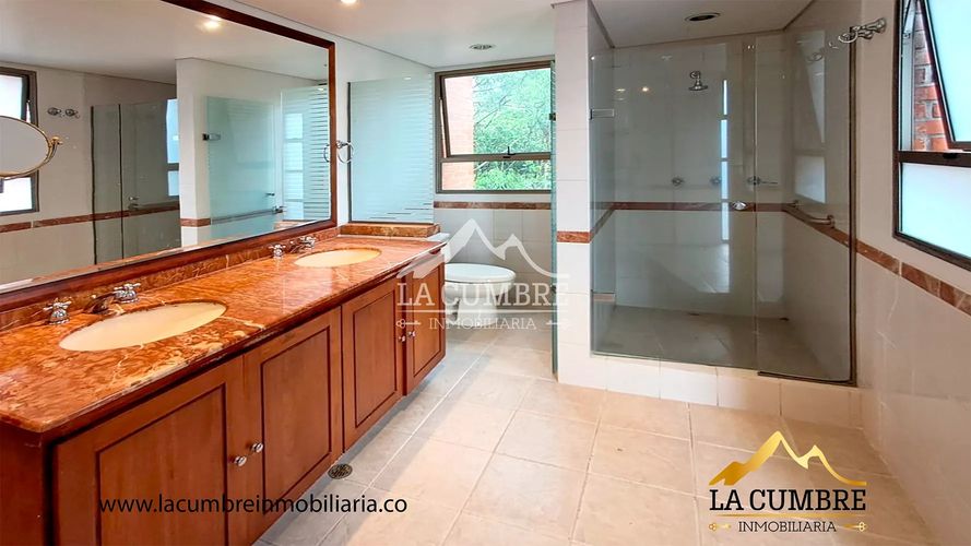 Apartamento de 3 alcobas en arriendo en Los Balsos, Medellín, 240 m² · foto 9 de 11