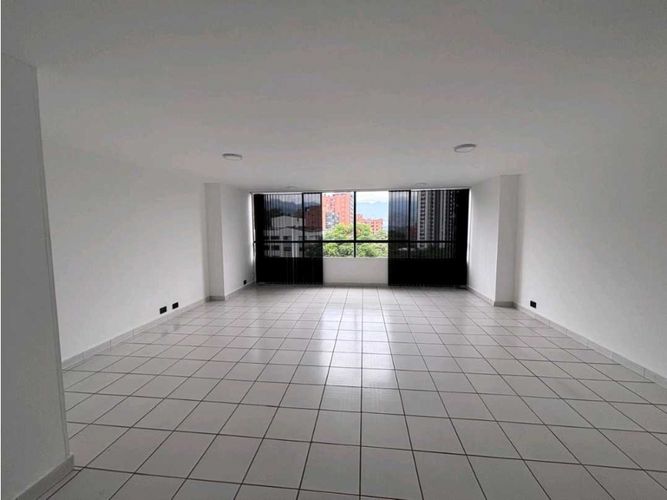 Apartamento de 4 alcobas en arriendo en El Castillo, Medellín, 137 m² · foto 2 de 15
