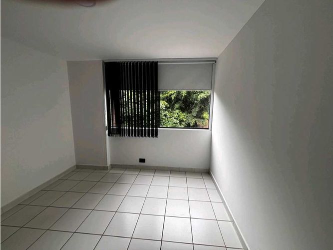 Apartamento de 4 alcobas en arriendo en El Castillo, Medellín, 137 m² · foto 3 de 15
