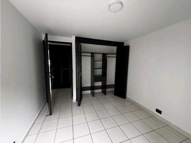 Apartamento de 4 alcobas en arriendo en El Castillo, Medellín, 137 m² · foto 4 de 15