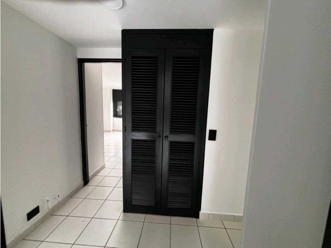 Apartamento de 4 alcobas en arriendo en El Castillo, Medellín, 137 m² · foto 5 de 15