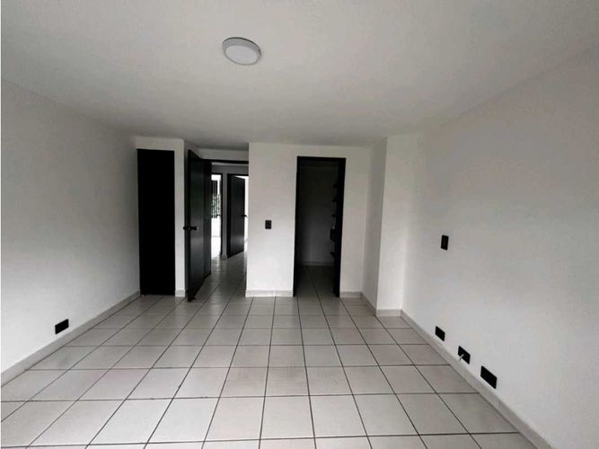 Apartamento de 4 alcobas en arriendo en El Castillo, Medellín, 137 m² · foto 8 de 15