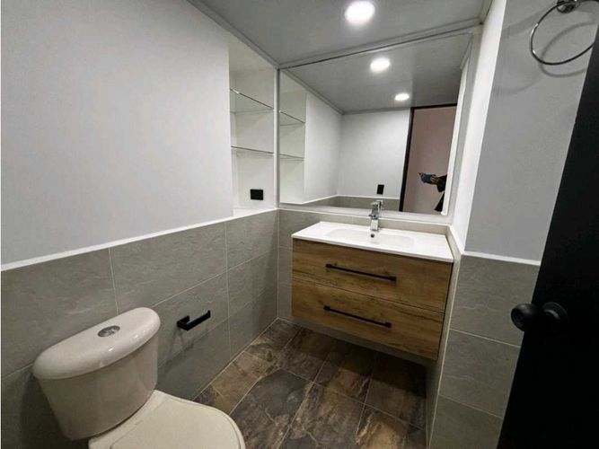 Apartamento de 4 alcobas en arriendo en El Castillo, Medellín, 137 m² · foto 10 de 15