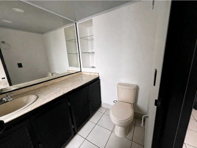Apartamento de 4 alcobas en arriendo en El Castillo, Medellín, 137 m² · foto 11 de 15