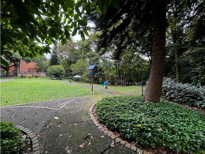 Apartamento de 4 alcobas en arriendo en El Castillo, Medellín, 137 m² · foto 14 de 15