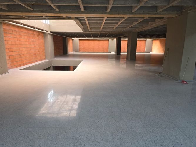 Oficina en venta en Perpetuo Socorro, Medellín, 3000 m² · foto 2 de 7