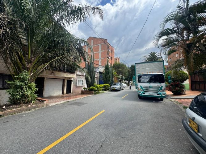 Casa de 4 alcobas en venta en Calasanz, Medellín, 226 m² · foto 2 de 6