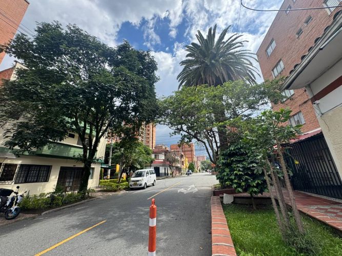 Casa de 4 alcobas en venta en Calasanz, Medellín, 226 m² · foto 3 de 6