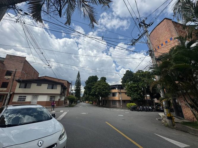 Casa de 4 alcobas en venta en Calasanz, Medellín, 226 m² · foto 4 de 6