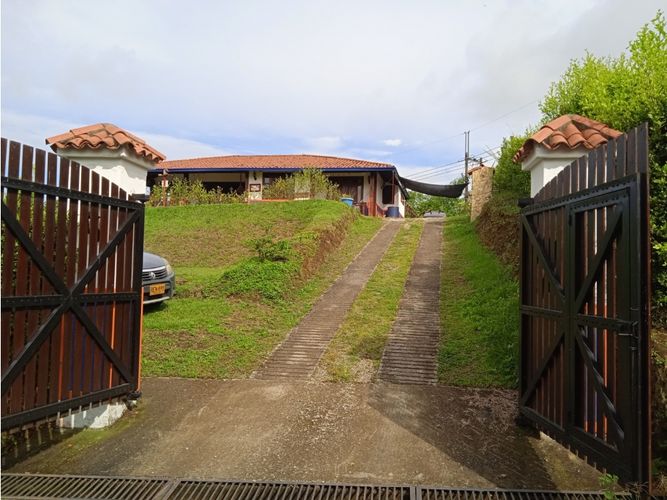 Casa de 5 alcobas en venta en Urbanizacion Bosques De Viena, Armenia, 261 m² · foto 16 de 16