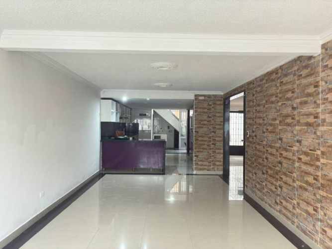 Casa de 5 alcobas en venta en Interlaken, Ibagué, 350 m² · foto 2 de 17