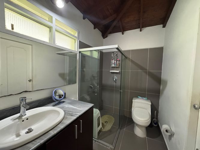 Casa de 3 alcobas en venta en Loma De Las Brujas, Envigado, 227 m² · foto 11 de 13