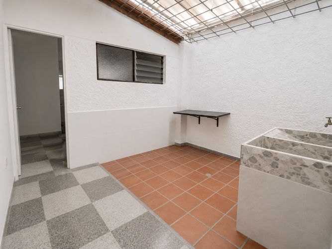 Casa de 5 alcobas en arriendo en Laureles, Medellín, 202 m² · foto 14 de 18