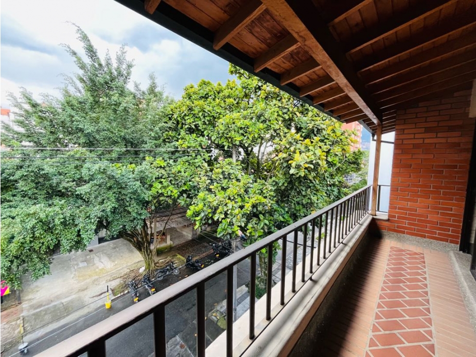 8BR Building in Laureles (800 m²) for Sale