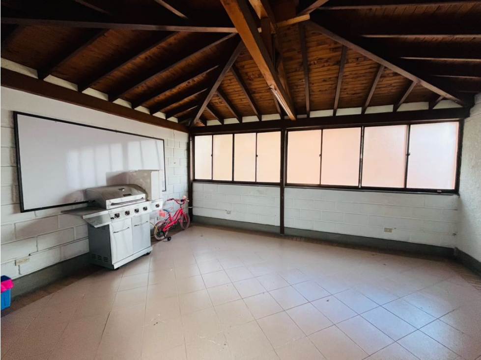 8BR Building in Laureles (800 m²) for Sale - 2