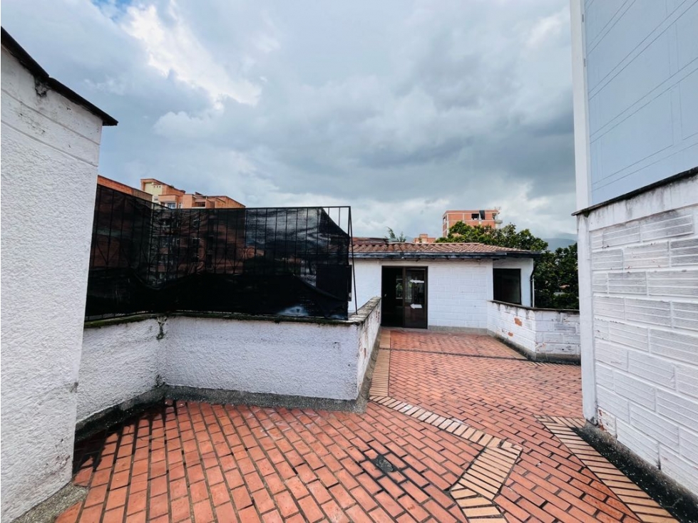 8BR Building in Laureles (800 m²) for Sale - 3