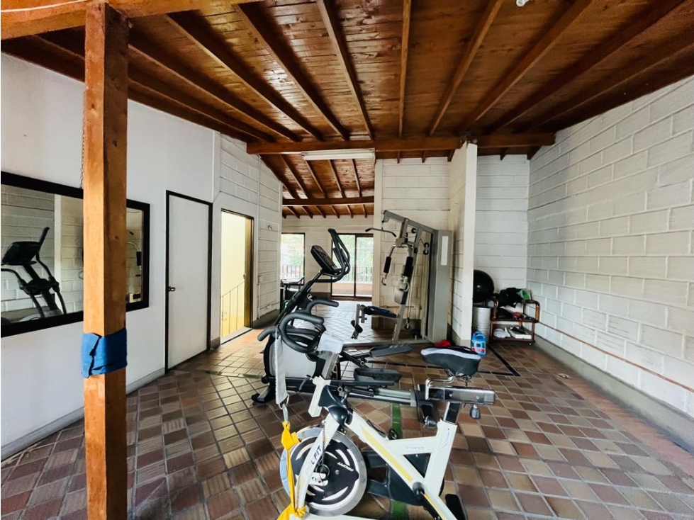 8BR Building in Laureles (800 m²) for Sale - 4