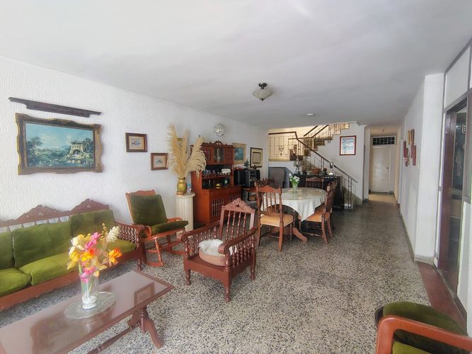 Casa de 5 alcobas en venta en San Francisco, Bucaramanga, 280 m² · foto 2 de 24