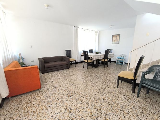 Casa de 6 alcobas en venta en Bolarqui, Bucaramanga, 310 m² · foto 2 de 17
