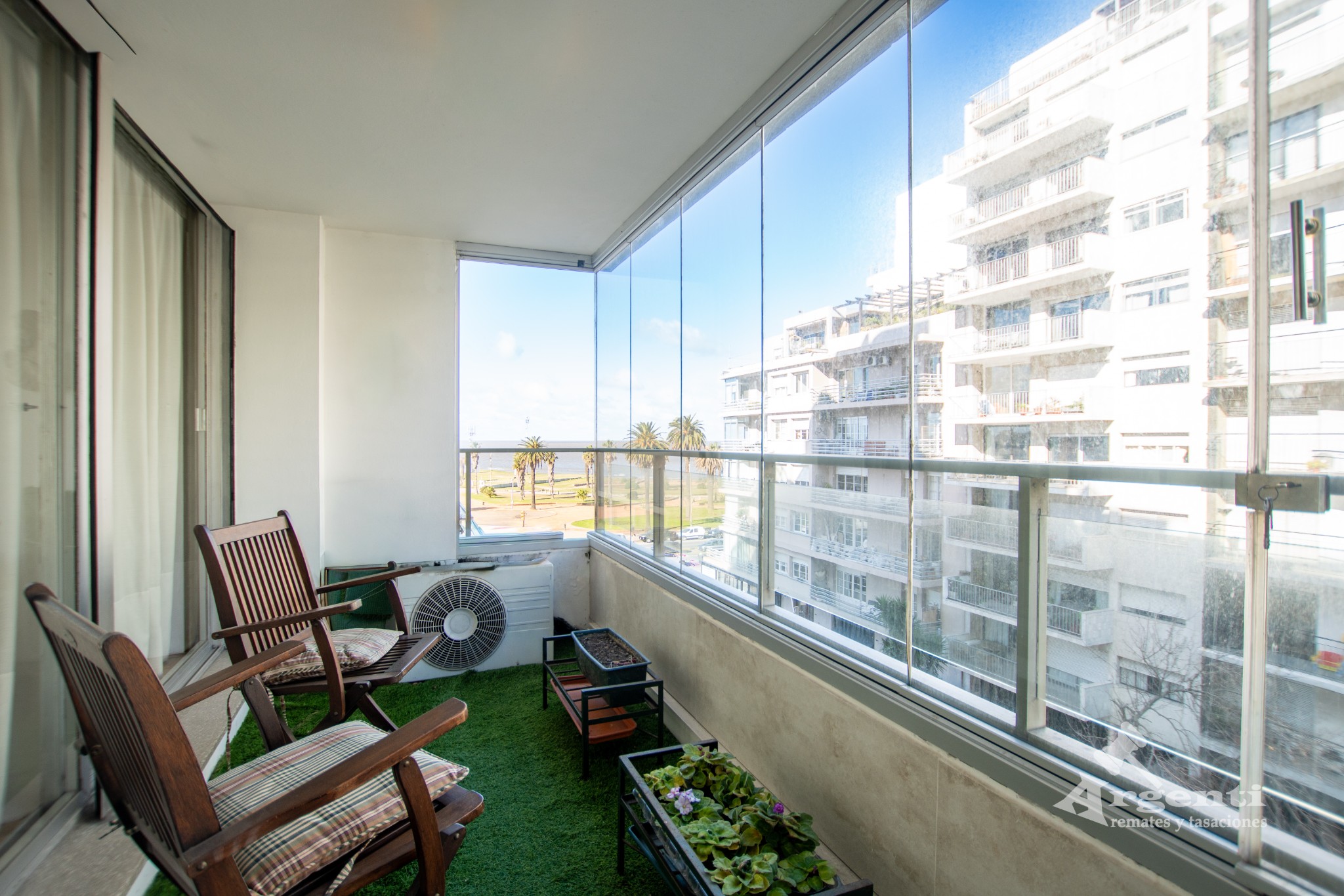 Venta espectacular Apartamento en Punta Carretas - 3 dorm., 2 baños (1 en suite), servicio completo, garaje. - Widok 4