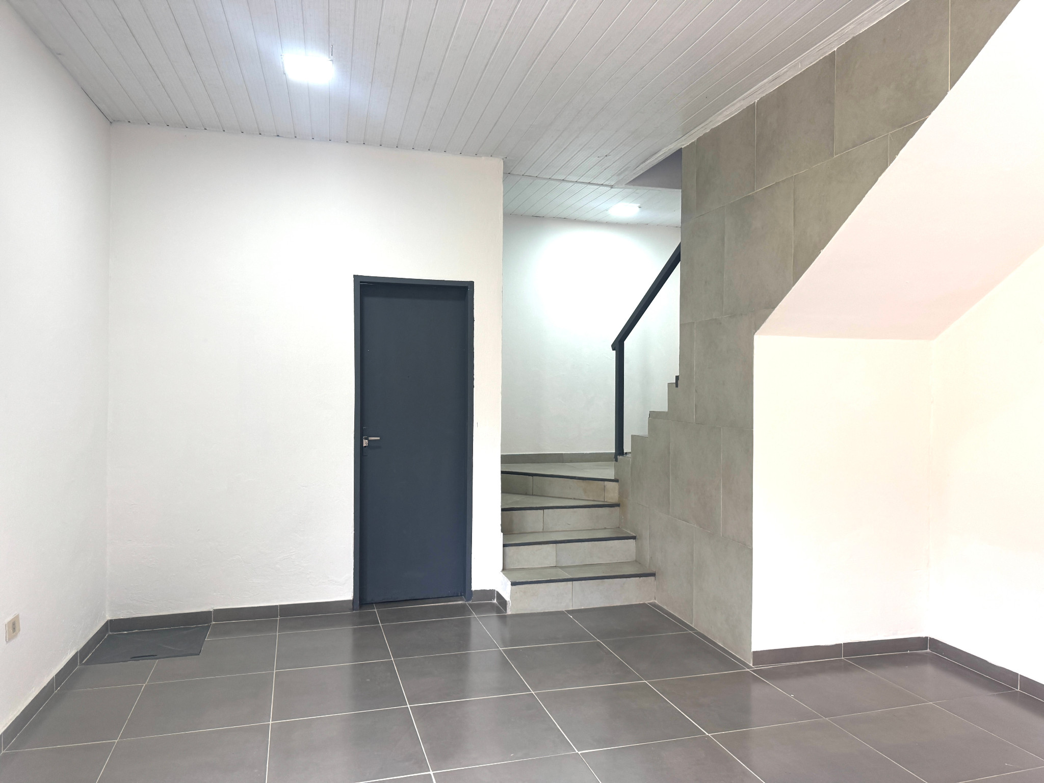 EXCELENTE DEPOSITO CON OFICINAS CORPORATIVAS EN ZONA AEROPUERTO  S. PETIROSSI ,LUQUE. — foto 3