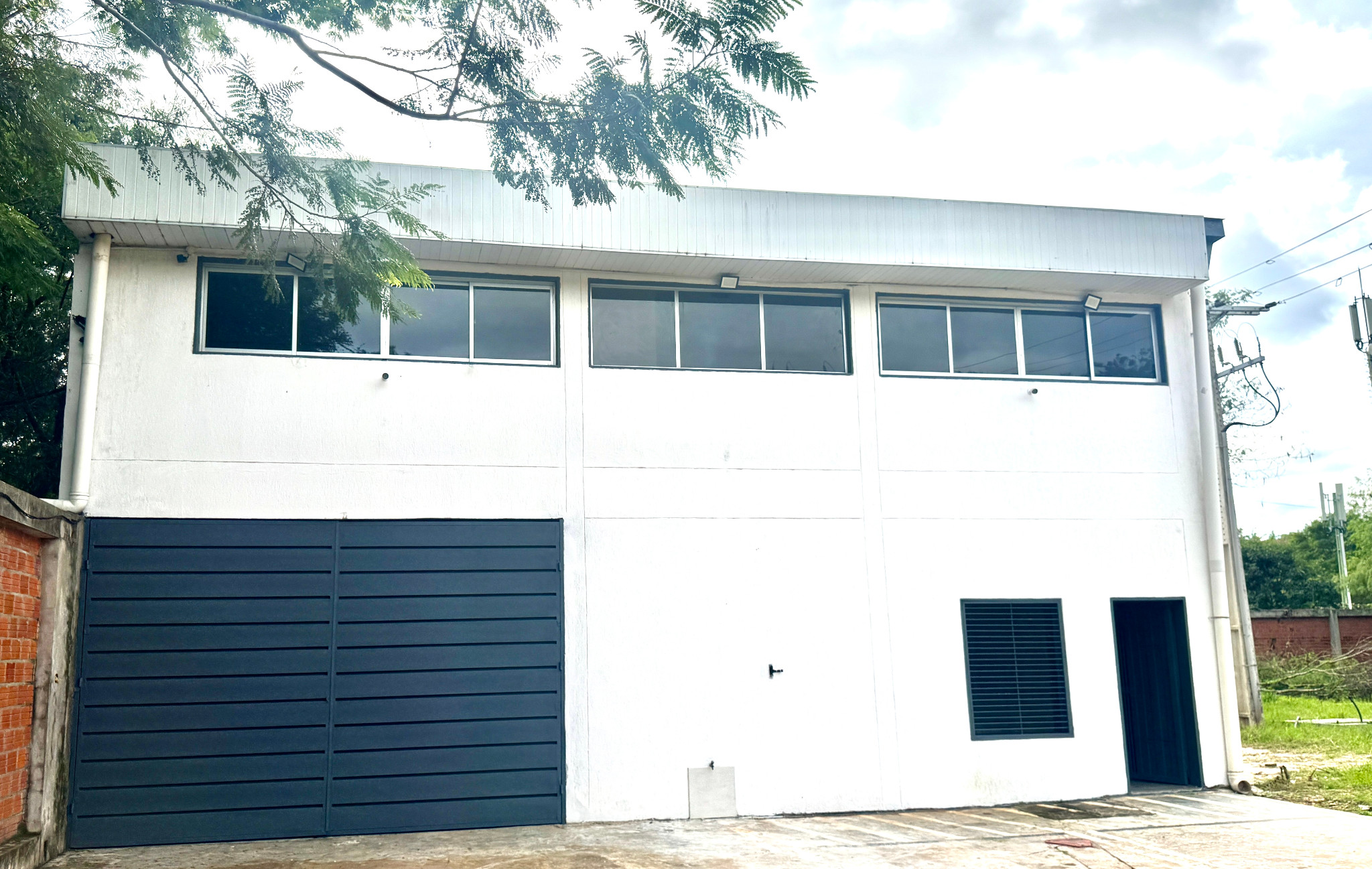 EXCELENTE DEPOSITO CON OFICINAS CORPORATIVAS EN ZONA AEROPUERTO  S. PETIROSSI ,LUQUE. — foto 2