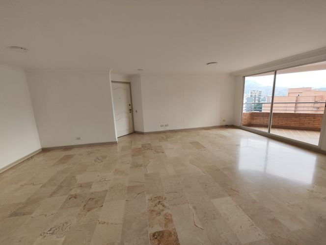 Apartamento de 3 alcobas en arriendo en Laureles, Medellín, 180 m² · foto 3 de 20