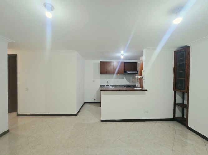 Apartamento de 3 alcobas en venta en Miravalle, Medellín, 63 m² · foto 3 de 19