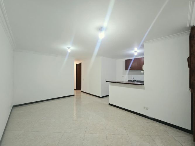Apartamento de 3 alcobas en venta en Miravalle, Medellín, 63 m² · foto 2 de 19