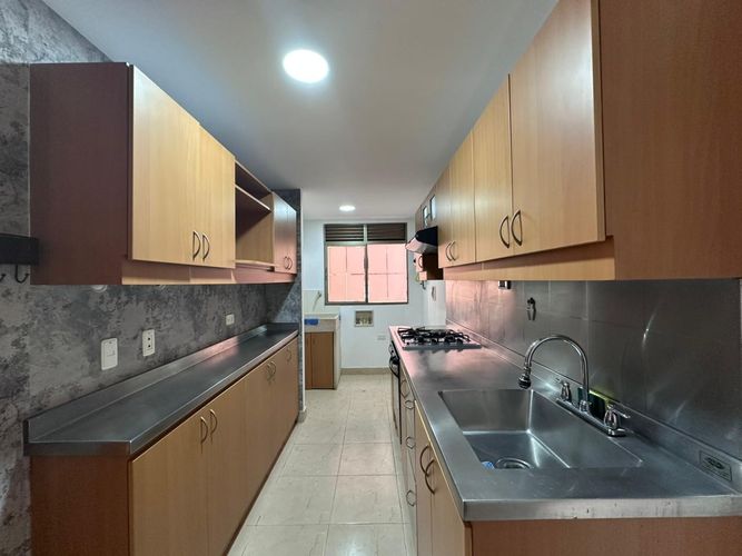 Apartamento de 2 alcobas en arriendo en El Poblado, Medellín, 87 m² · foto 7 de 19