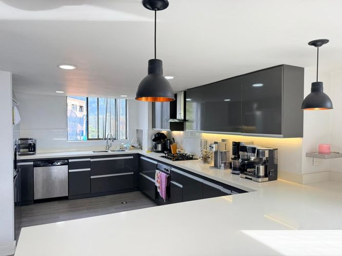 Apartamento de 3 alcobas en arriendo en El Poblado, Medellín, 290 m² · foto 5 de 20